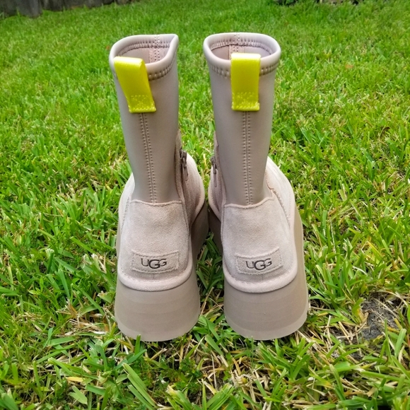 NWT UGG Classic Dipper Boots in Sand Tan Size 8 - Picture 4 of 13